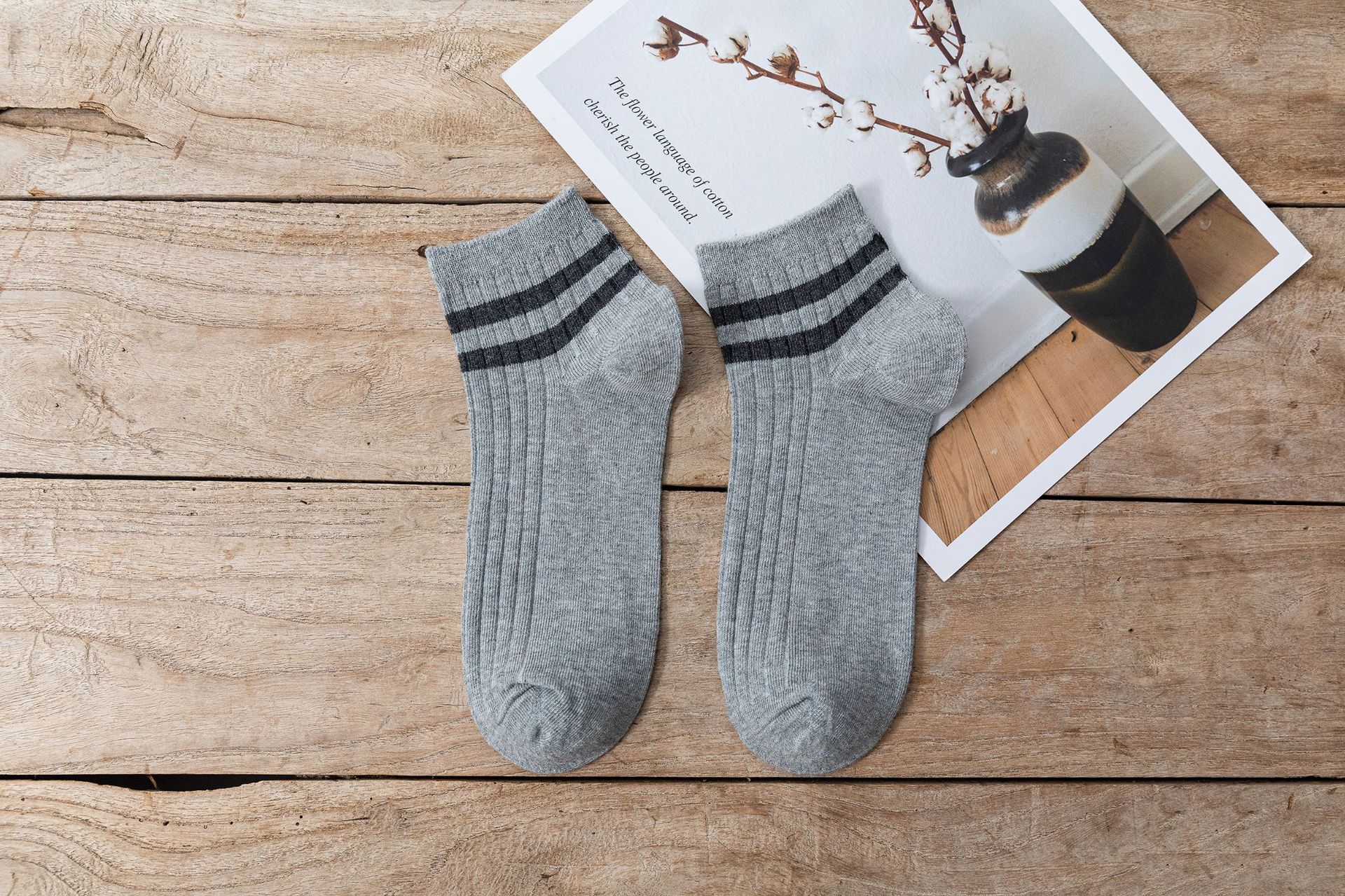 靴下の男性の四季型の平行棒の学院の運動風のinsの潮は簡単に日本の浅い口の低い船の靴下を組み合わせます。