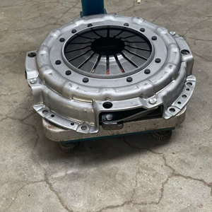 DS330 clutch pressure plate, compatible with 1106116100010, manufactured by Yucai, Cummins, and Weichai for light trucks and mid-size buses – direct from the factory
