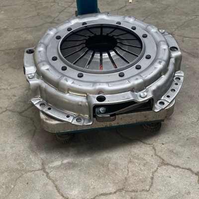 DS330 clutch pressure plate, compatible with 1106116100010, manufactured by Yucai, Cummins, and Weichai for light trucks and mid-size buses – direct from the factory