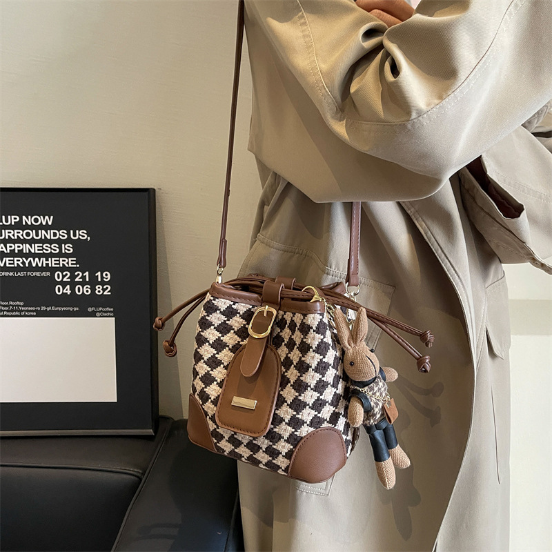 Nicho de diseño retro bolsa de rombo bolso de las mujeres 2023 nuevo de alto grado sentong Qin bolsa de mensajero bolso de cubo de moda todo fósforo