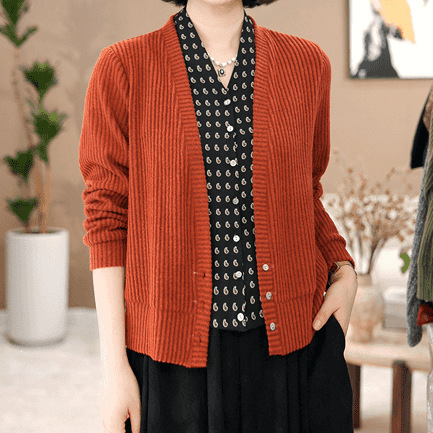 Autumn new collection: stylish and elegant two-piece look cardigan for women, featuring a slimming print design