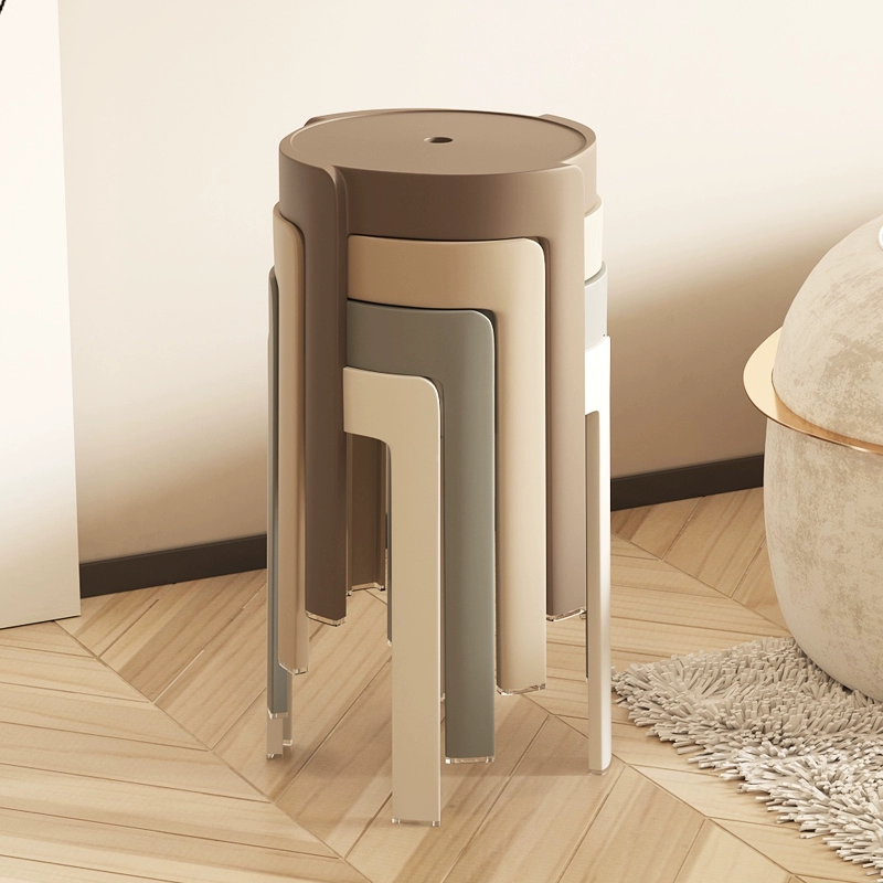 Пластиковые табуретки могут быть сложены и наложены на толстые дома.