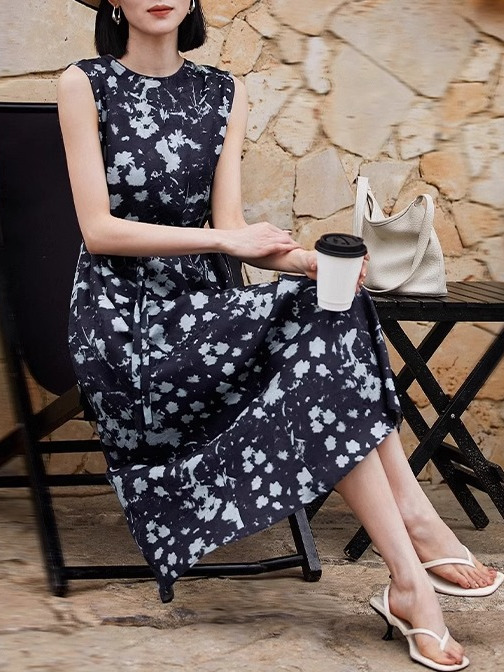 Đầm maxi nữ thắt eo không tay in hoa lụa tơ tằm — Màu xanh đậm