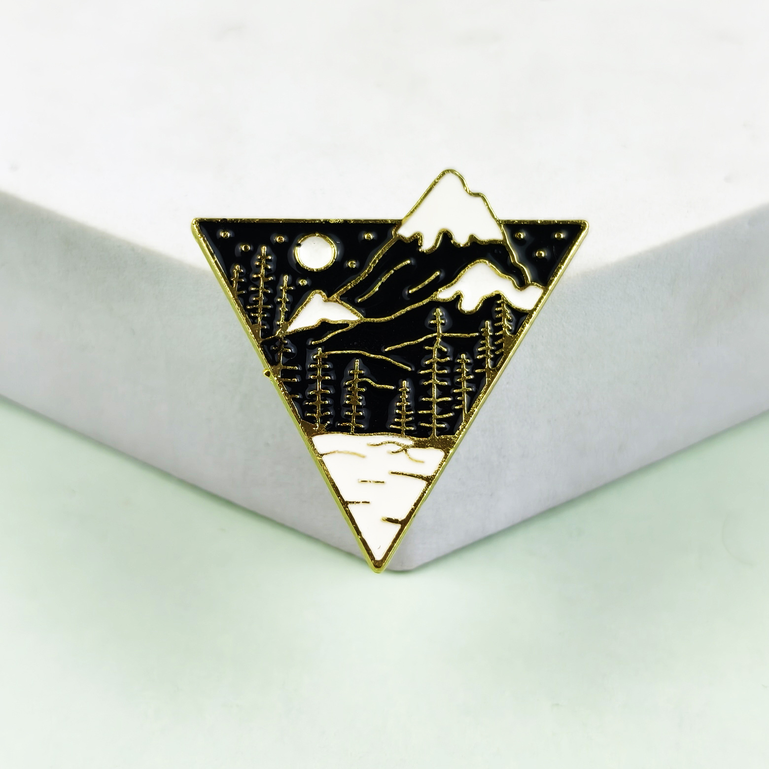 Creativo Xingyue Mountain River Plant Broche Triángulo Geometría Aleación Pin decorativo Medalla Accesorios de vestir Punto transfronterizo