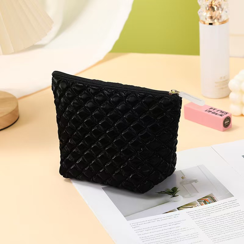 Bolso cosmético de plumón estilo ins simple Bolso de almacenamiento de lavado portátil portátil de gran capacidad para mujer pequeña