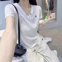 R1現物白い馬標刺繍vネックの肩の半袖tシャツ女性2025新型夏の修身はやせている