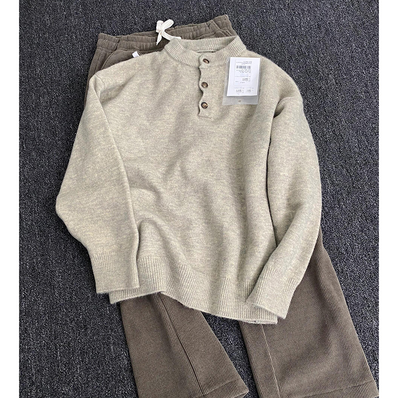 Pull rétro américain à col Henry pour homme et femme, idéal pour l'automne et l'hiver. Style décontracté et haut de gamme, avec un bas en maille tendance._voghion.com
