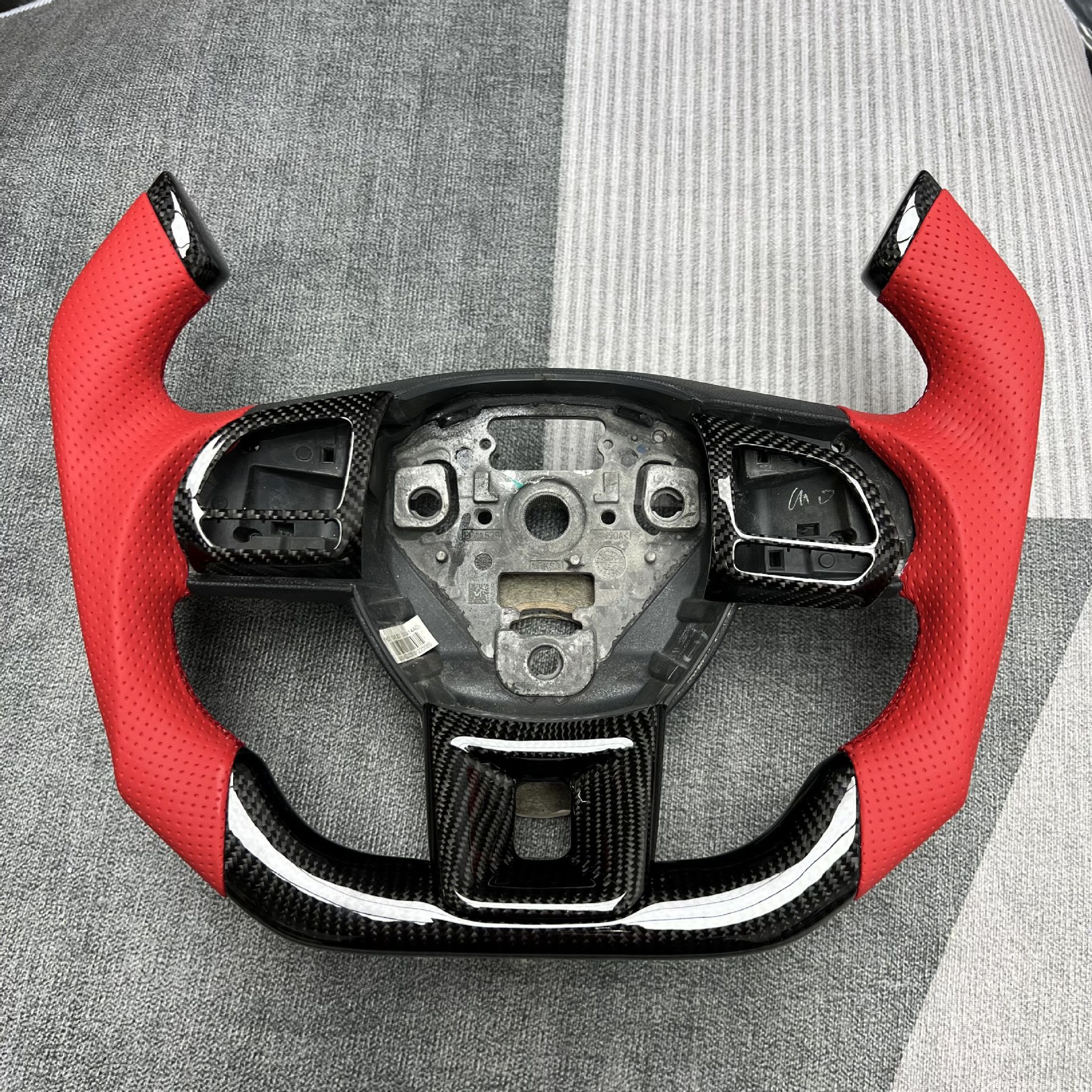 Custom Carbon Fiber Steering Wheel from the Source Manufacturer, Suitable for Modification and Processing of Roewe Mg Car Steering Wheels