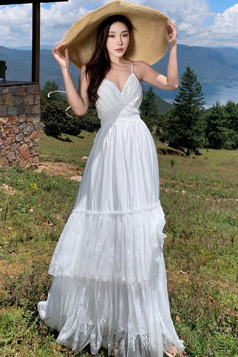 Boho-Urlaub: Weißes Maxikleid mit Spitzenbesatz und offenem Rücken – ein Kleid aus weißem Spitzen-Patchwork_voghion.com