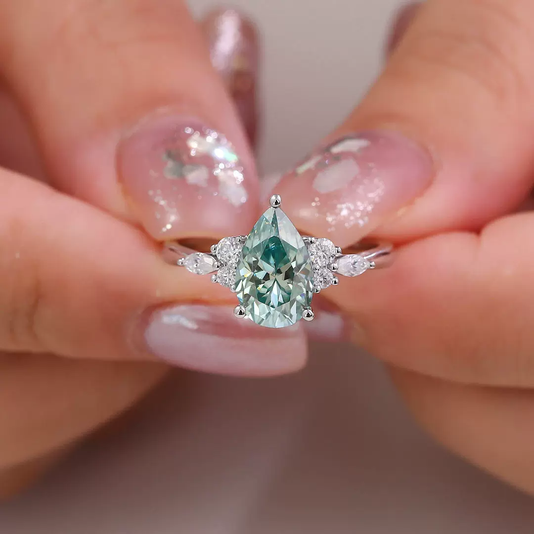 INS爆款时尚S925银女戒指 蓝绿莫桑石2.5克拉带证书源头批发工