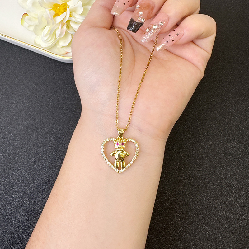 Collar de oro de arena de estilo antiguo Pendientes de oso en forma de corazón con incrustaciones de lujo ligero de moda