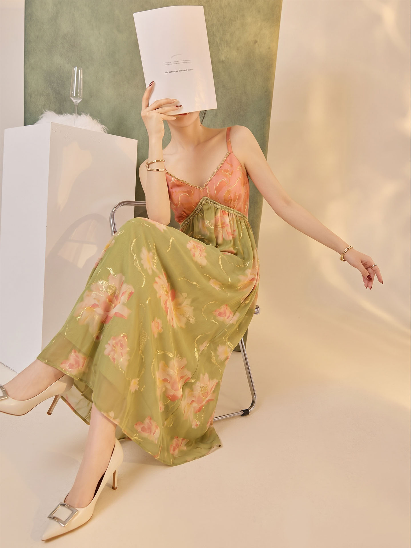 Đầm maxi lụa hoa vàng cổ chữ V kèm thắt lưng — Xanh da trờicolor