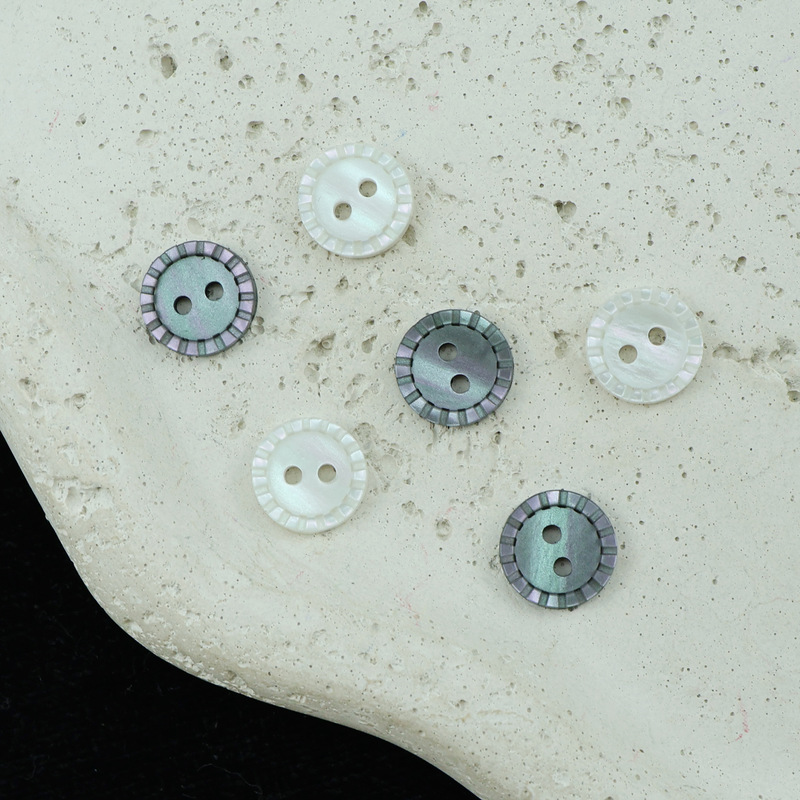 Gear-shaped lace two-hole resin pearlescent buttons for shirts, sweaters, women's clothing, DIY garment iridescent small round buttons Gear-shaped lace two-hole resin pearlescent buttons for shirts, sweaters, women's clothing, DIY garment iridescent small round buttons