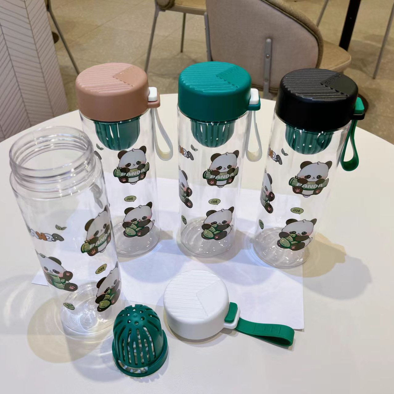 Yitongxin hervidor deportivo de plástico de dibujos animados panda taza de agua de gran capacidad acondicionamiento físico al aire libre portable taza de bebida directa fabricantes