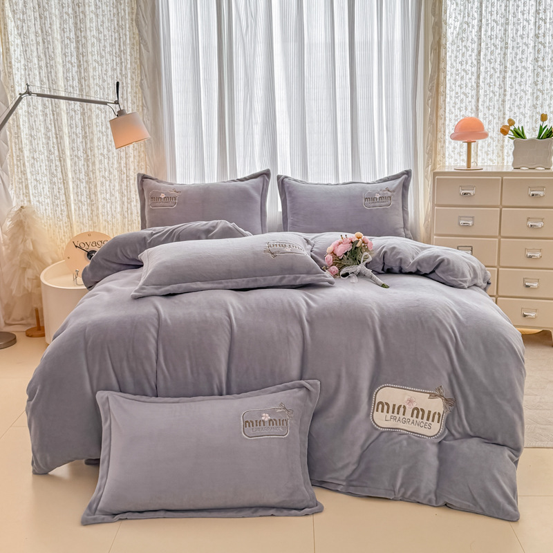 Tejido de bordado caliente grueso de lana de leche de cuatro piezas de sábanas cubiertas de edredón de bordado de tres piezas de cama al por mayor