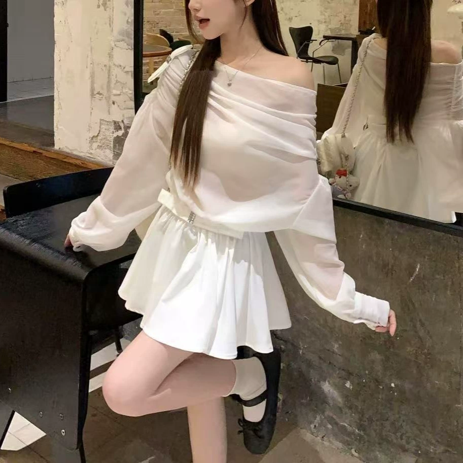 Белая рубашка с длинными рукавами на плече