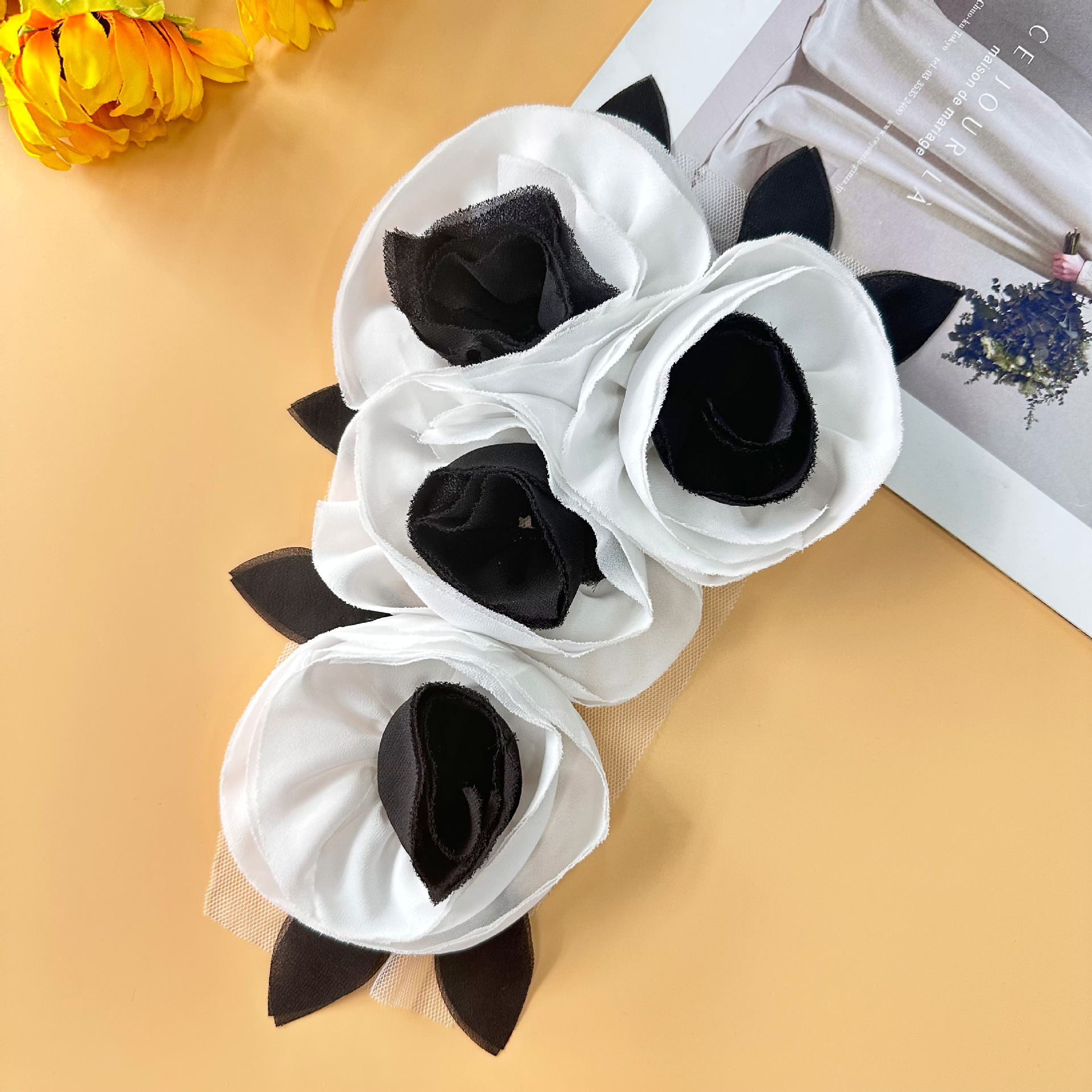Flores blancas y negras cosidas a mano materiales de flores de pecho falsas DIY toque de cabello camisa vestido decoración