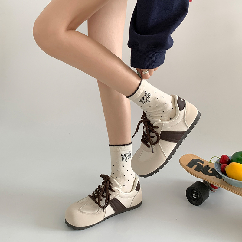 Casual retro Commuter 2025 nuevo estilo primavera y otoño ligero fondo delgado deportes todo fósforo punta redonda fondo plano puff zapatos de entrenamiento alemán para mujer