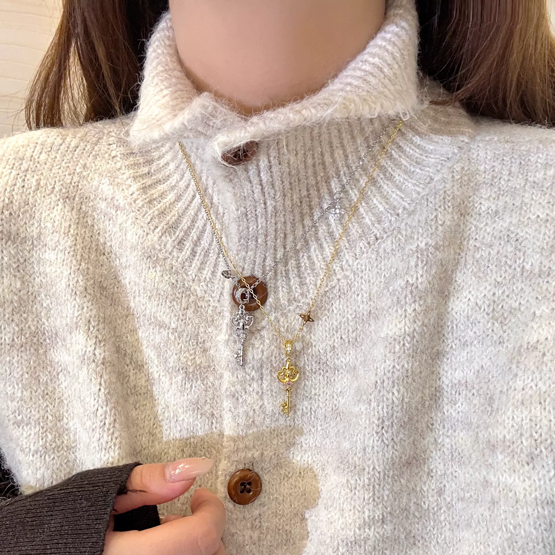 爆款精品鸢尾花钥匙吊坠项链女式2025冬季新款高级感轻奢小众锁骨