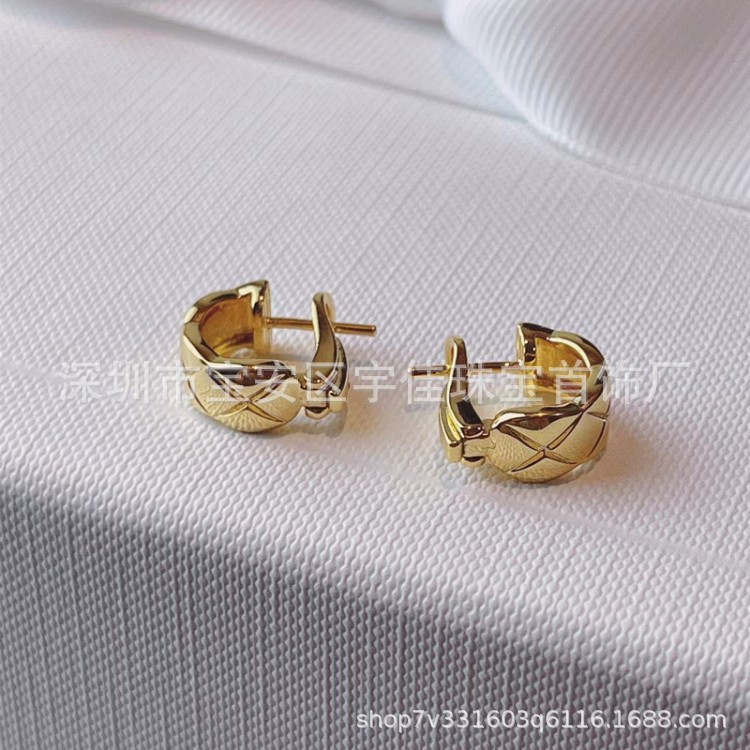 シャネル風菱形イヤリング、925スターリングシルバーに18Kゴールドメッキ、菱形模様のイヤリング、ファッショナブルで高級感のあるイヤリング、メーカー直販。