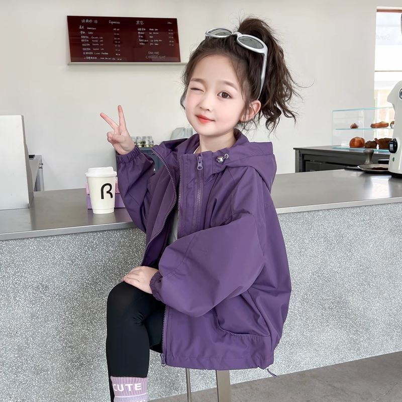Niñas encapuchadas trajes de asalto a prueba de viento 2025 nuevos niños primavera y otoño estilo exterior casual niñas chaqueta deportiva al aire libre