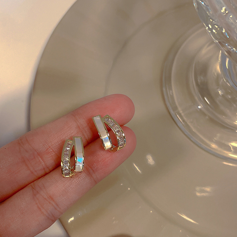 Ingresos franceses de perlas de moda femenina simple pendientes rojos ligeros de lujo versátiles pendientes de nicho de alta calidad