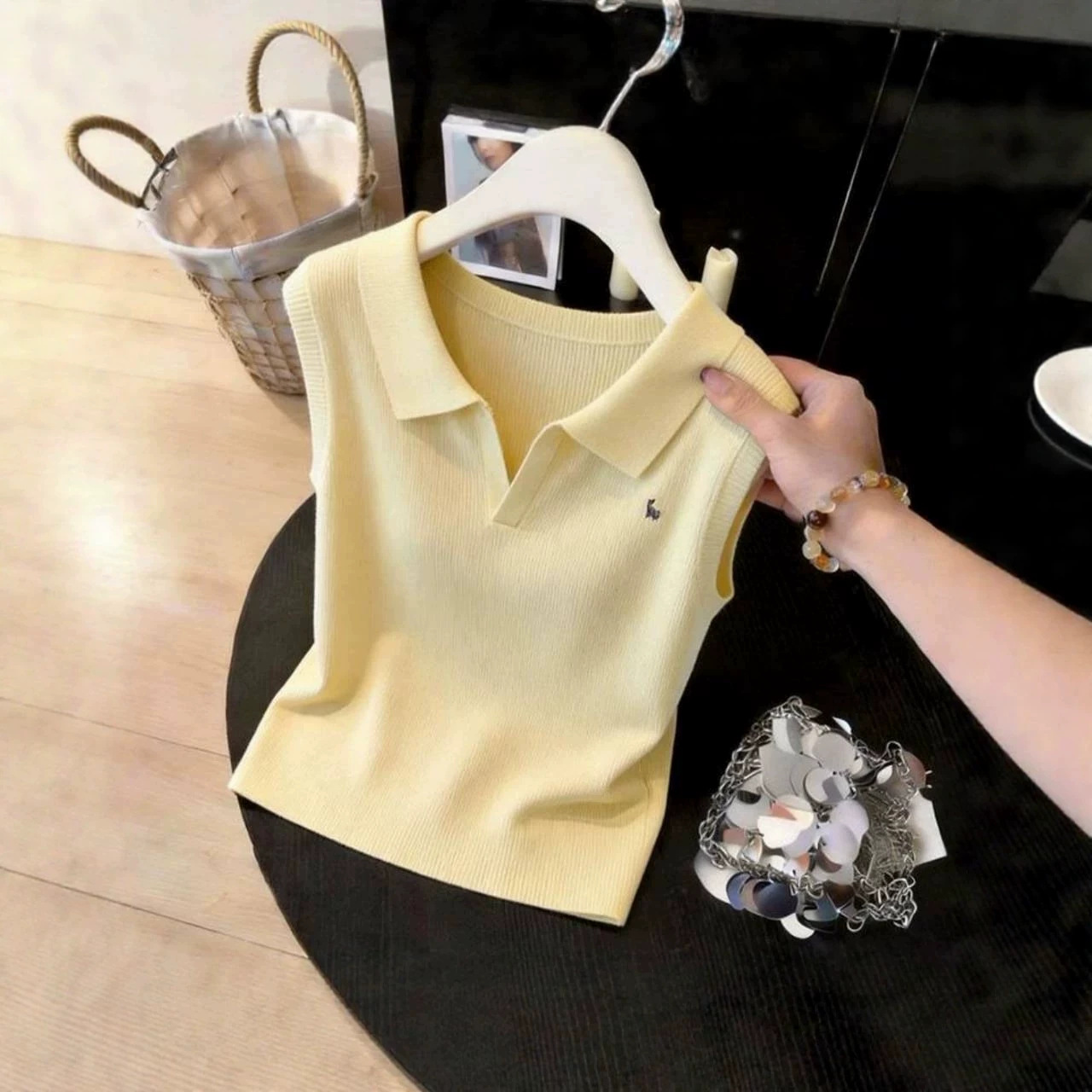 Áo croptop nữ cổ V thêu họa tiết, phom dáng ôm sát, không tay — màu vàng chi tiết 2