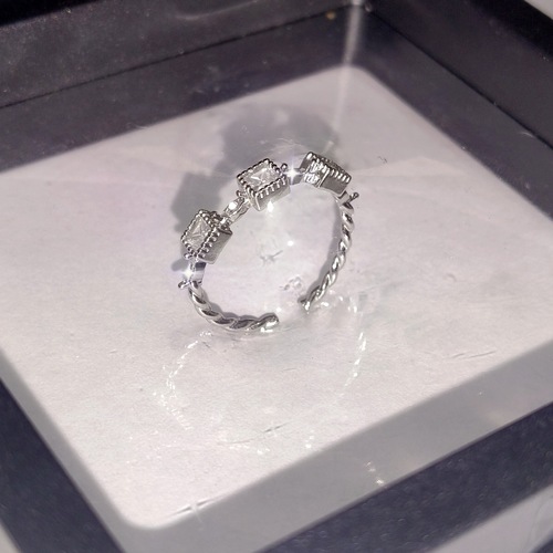 Elegant and Minimalist Design Square Diamond Sapphires Ring for Women - Korean Style, Refined and High-End, Light Luxury, Simple and Cool, Open Finger Band