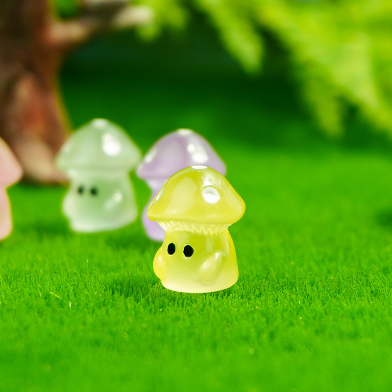 Decoración de micro paisaje nuevo mini resina luminosa hongo hombre pequeño modelo creativo lindo ojos color hongo pequeño