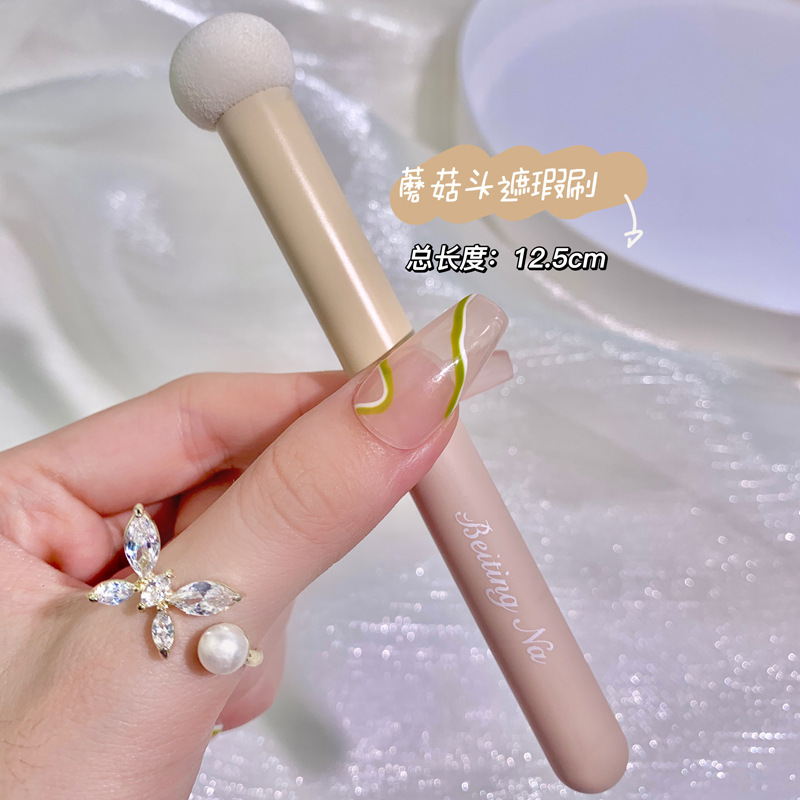 Cross-border small steamed bun round head concealer brush, dry and wet dual-purpose, mushroom concealer brush head, makeup brush for dark circles and acne marks, brushless Application Scenario