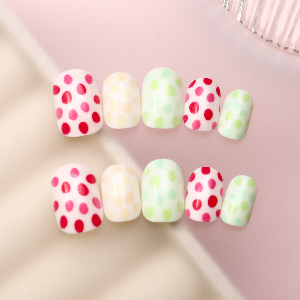 Juego de 24 piezas de uñas postizas para niños con diseño de dibujos animados, desmontables con adhesivo y exquisito diseño.