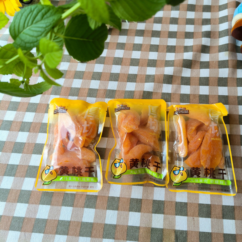 Three Squirrels Brand Dried Yellow Peaches, Two Packs Totaling about 200g, Thick-Cut Yellow Peaches, Satisfying Bite-Sized Fruit Snacks, Soft and Fragrant