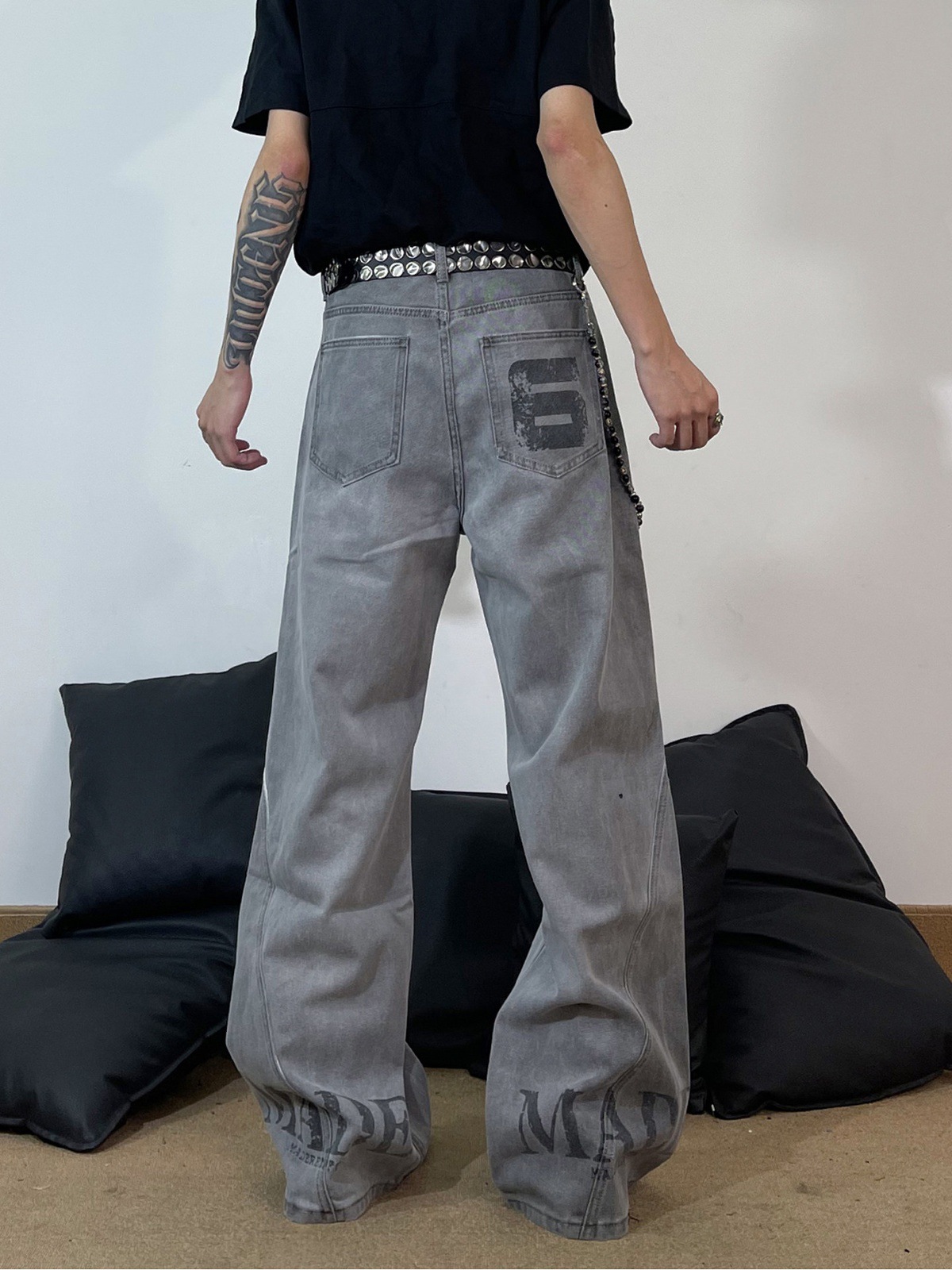 American High Street Style Washed Deconstructed Curved Blade Jeans For Men, Distressed And Vintage Style, With Vibe Letter Print_mkmklike.com