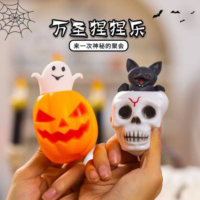 ハロウィーンの光るカボチャは杯を押して子供のおもちゃをつまんで解凍してカボチャの杯の夜市の露店の卸売りを発散します。|undefined