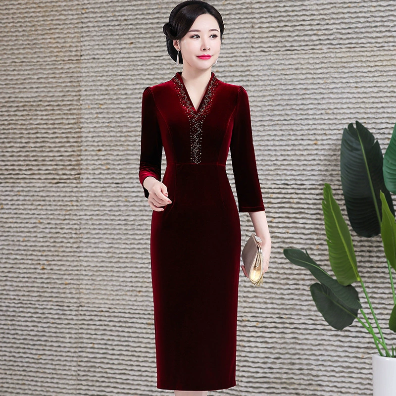 Китайское платье-ципао для женщин с пышными формами, одежда для женщин среднего возраста больших размеров, весеннее бархатное платье с V-образным вырезом, в стиле для мам.