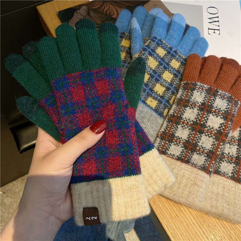 日本の衝突色の格子のタッチパネルの保温の手袋の女性の秋冬の新型のメリヤスとベルベットの車は森の女子学生に乗ります。