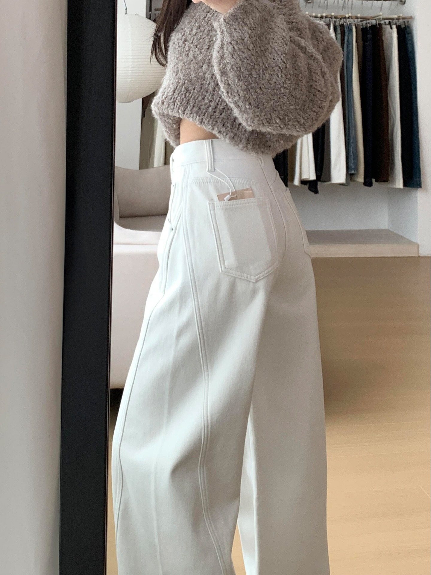 White wide-leg jeans for women with a pear-shaped figure, new autumn collection, high-waisted, loose-fitting, slimming, and straight-leg design