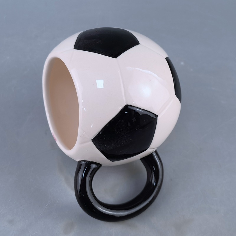 Taza de cerámica de fútbol deportivo creativo Taza de gran capacidad en relieve Taza de agua temática de regalo Taza para beber de oficina