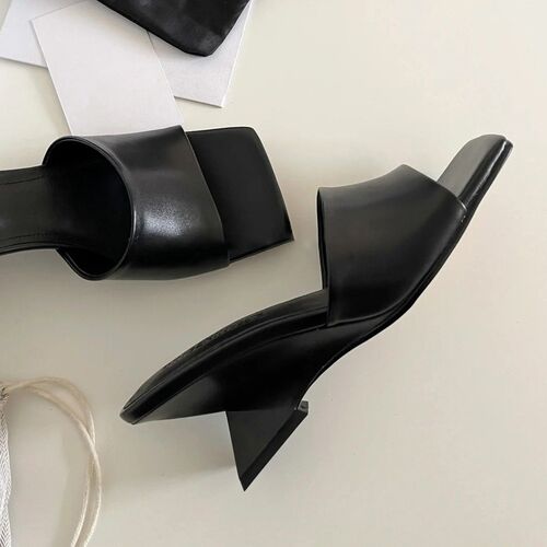 French retro square-headed women's slippers 2025 summer new style fashionable, comfortable and fashionable one-word sandals for women