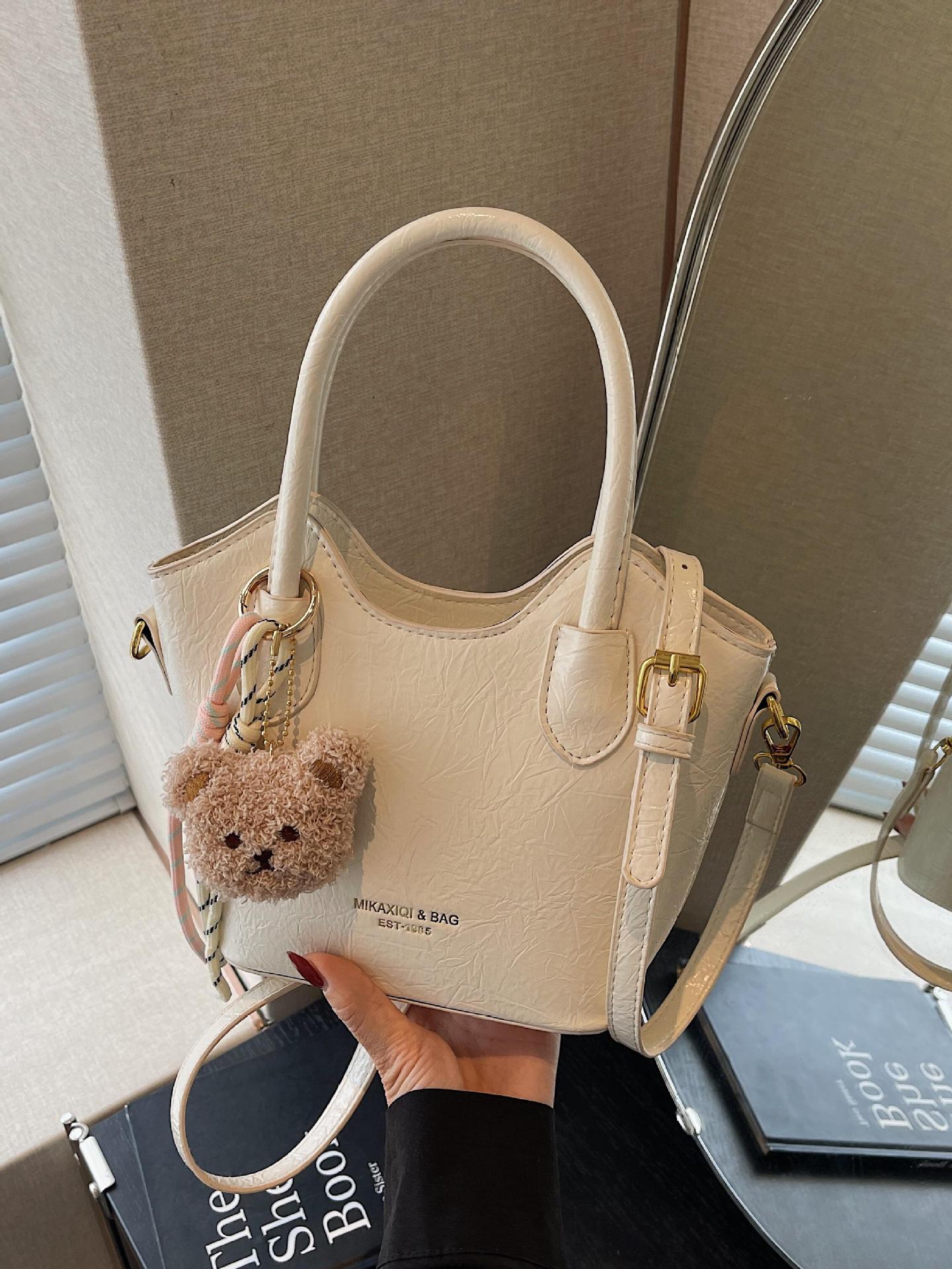 Versión coreana del bolso de cubo de mano casual simple para mujer 2025 nuevo bolso de hombro de viajero de todo fósforo bolso de mensajero de tendencia de moda