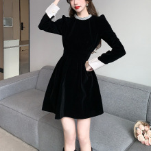 赫本风撞色丝绒连衣裙女2025秋冬季新款高级感气质显瘦内搭小黑裙