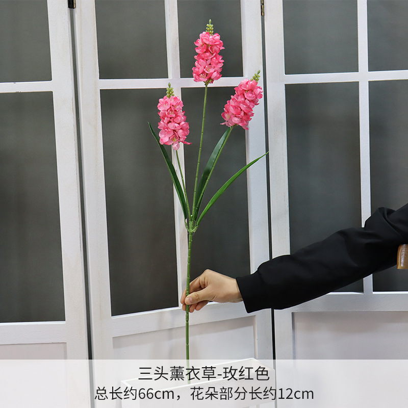 Una rama de lavanda de tres cabezas de rosa roja