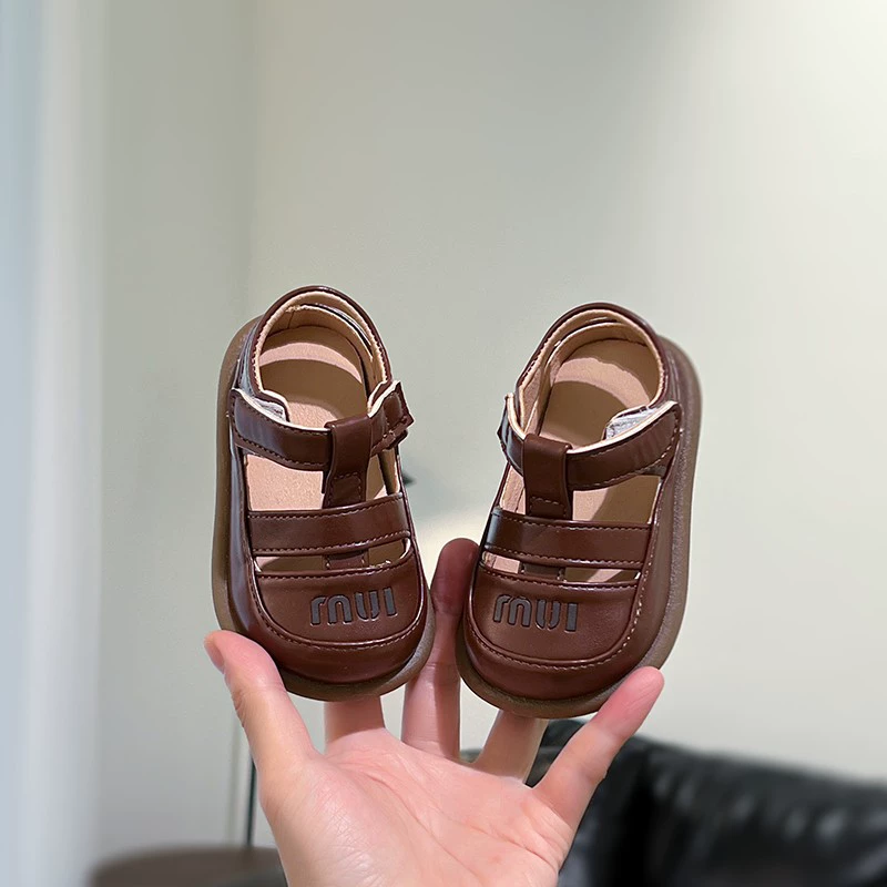 Детские летние босоножки для девочек 2025 года, новые кожаные туфли с вырезами, повседневные, мягкая подошва, модный стиль.