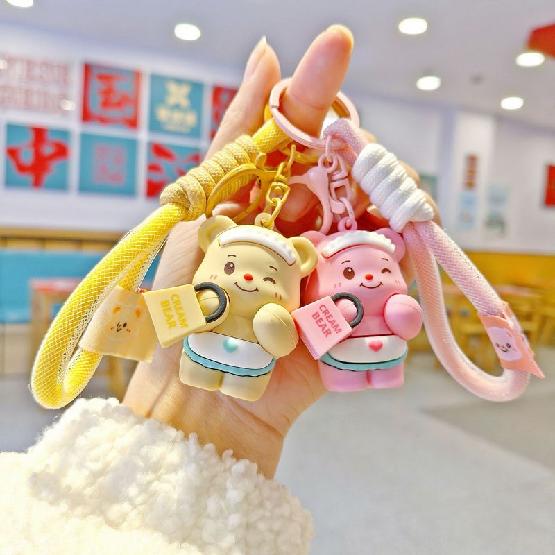 創意的なアニメのかわいいバターの熊のぬいぐるみはカップルのかばんの車のキーチェーンを掛けて子供機の小さい贈り物を飾ります。|undefined