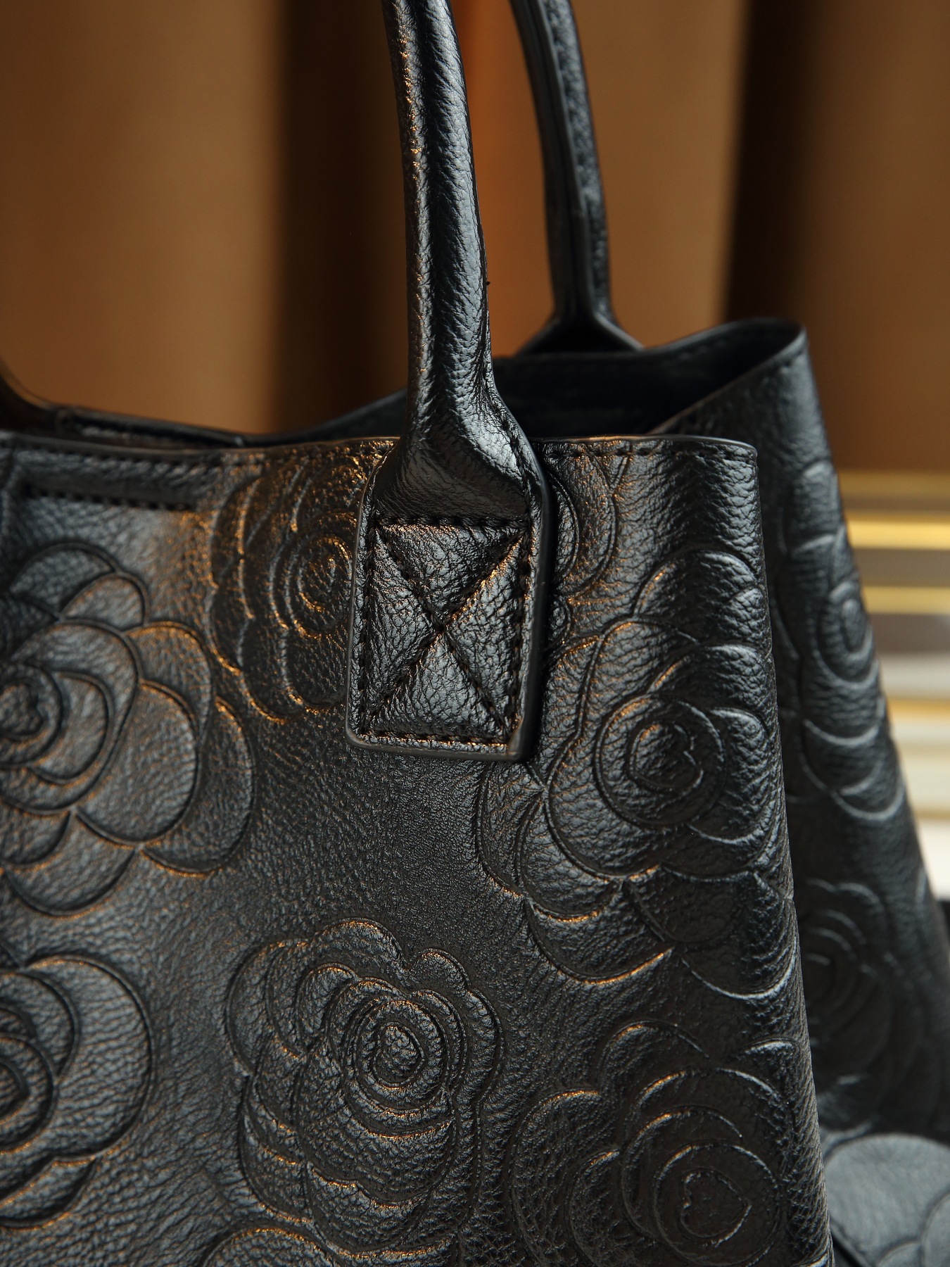 Borsa a secchiello a tracolla con stampa floreale elegante_voghion.com