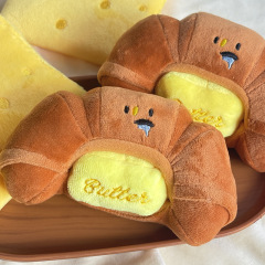 ペットのぬいぐるみの牛の角は食べ物の音のおもちゃを隠します。
