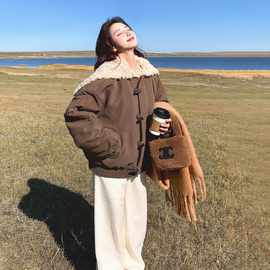 羊羔毛海军领派克羽绒服女2025冬新款牛角扣小个子巴恩风短款外套