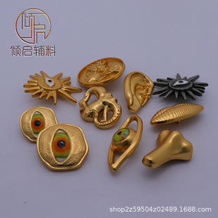 Medieval Shapa facial features, devil's eyes, ears, mouth, metal hand-stitched buttons, small fragrant style knitted sweater, Nizi coat