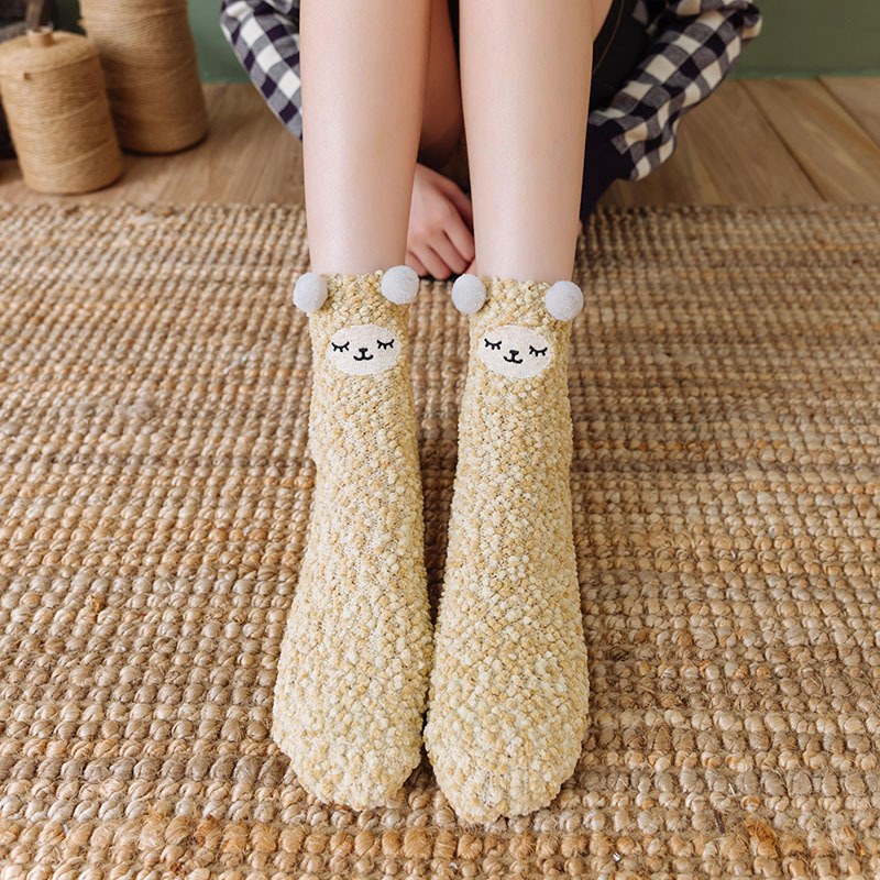 Otoño e Invierno nuevos calcetines de terciopelo de coral de invierno engrosada tridimensional de dibujos animados bordados piso calcetines de Navidad media Casa De terciopelo Calcetines