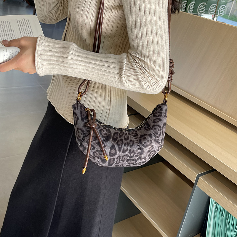 Bolsa de brazo retro con patrón de leopardo, bolsa de cuerno de toro para mujeres, otoño y invierno 2025, nuevo estilo coreano de moda bolso de hombro de nicho, diseño de bolso